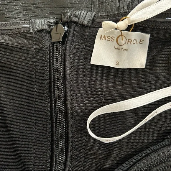 Miss Circle Elegant Black Off-Shoulder Corset Dress - Picture 15 of 16